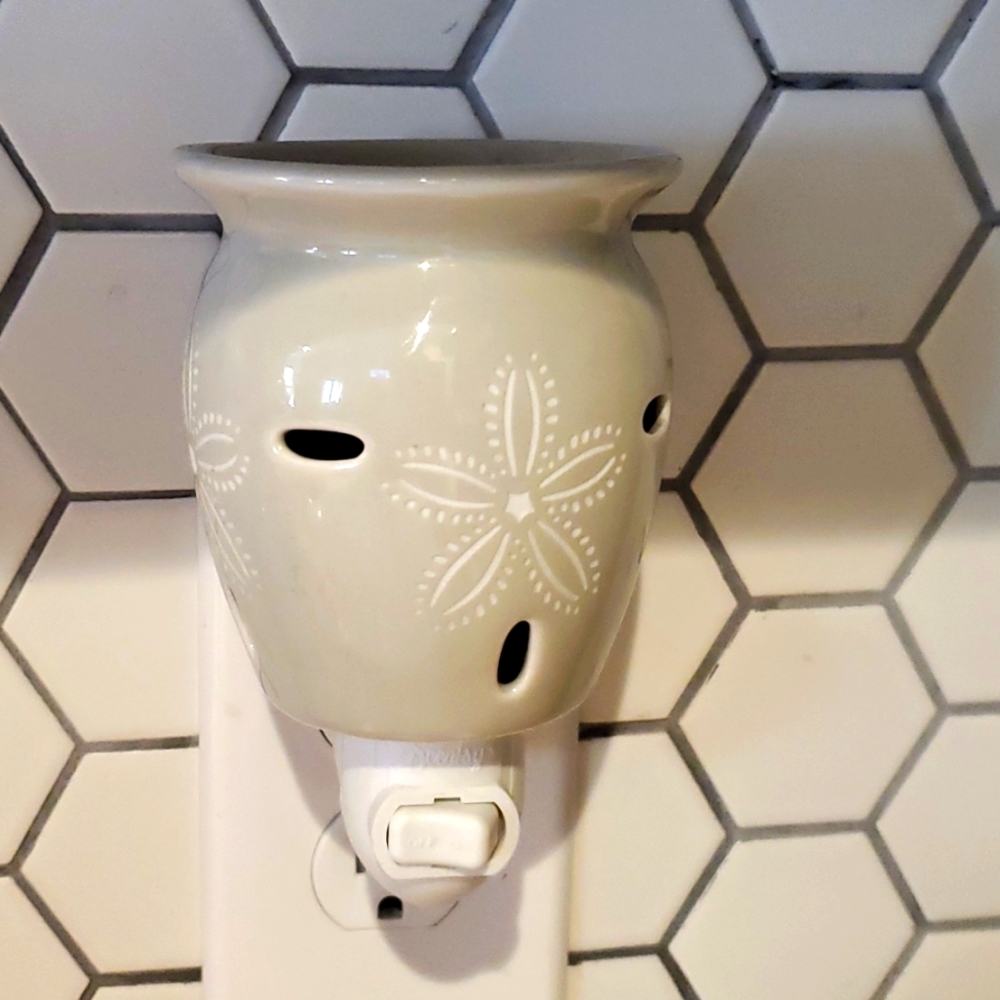 Scentsy plug in. Seashell design